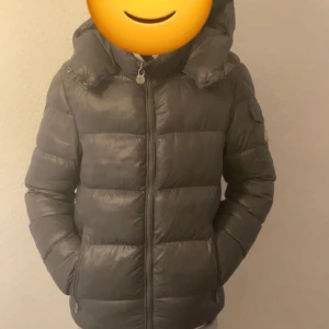 Moncler maya jacka grå - Inga fel eller konstigheter med jackan