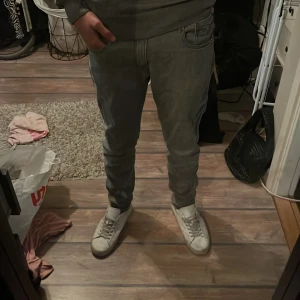 Replay anbass - Säljer nu dessa riktigt snygga Replay byxor i modell anbass. Dem är färg grå och är i riktigt bra skick, inga defekter. Det är storlek 32 och hör av er vid frågor🙌