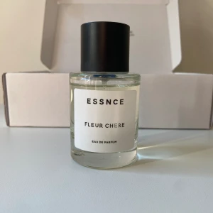 ESSNCE parfym - Säljer en ESSNCE parfym i doften ”FLEUR CHERE” eau de parfym 50 ml. Doftnoter på sista bilden🫶🐚 Testad några gånger men tycker inte riktigt att den passar mig. Inspirerad av Baccarat Rouge 540. Orginalbox ingår🤍🌸
