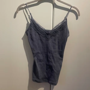 Hollister linne  - Blått/lila linne från hollister! Passar xs-s och så fin verkligen. Gott skick, skriv privat om ni har frågor eller vill diskutera pris💞