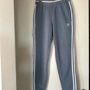 Adidas mjukisbyxor - Helt ny skick, storlek 38