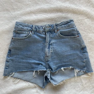 Mid waist shorts - Jättefina mid waist shorts som jag köpte här på plick men de var tyvärr för stora för mig. Bra skick på dem