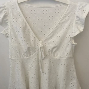 Sommar Top  - Säljer denna fina toppen. Då den är för stor för mig och sitter dåligt har jag bestämt mig för att sälja den. Jag skulle säga att den är stor i storlek då jag oftast brukar ha xs. 