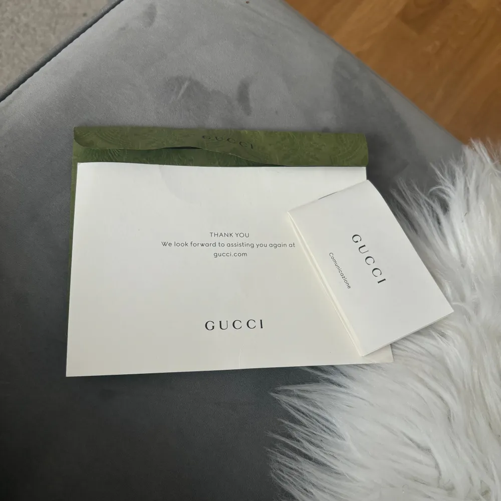 Mycket bra skick, kommer med alla nödvändigheter för att se att den är äkta och köpt i gucci.. Accessoarer.