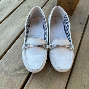 Vita sommar loafers  - Vita loafers, mjuka att gå i. Storlek 37.  Använda men ej utslitna. 