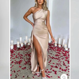 Klänning - Superfin satinklänning från venoura i champagne färg. Helt ny och aldrig använd då jag beställde fel storlek. Passar perfekt som både bal och festklänning💞är storlek M men passar även S.  kontakta vid frågor