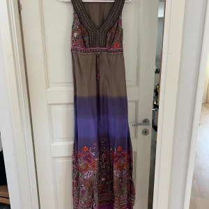 Långklänning  - Unik långklänning. Använd men i fint skick. Passar perfekt för dig som är runt 170 cm lång eller längre. Inget att anmärka på. 