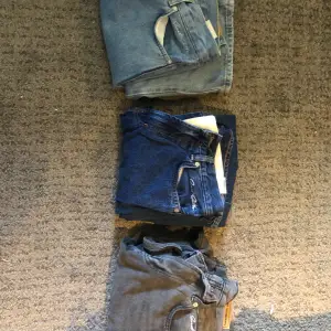 3 par sweet sktbs jeans baggy modell, gråa mer använda än de andra två. Nästan nyskick på de blåa. Storlek xs på alla tre men realativt stora i storlek. 200kr styck