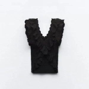 Snygg Zara topp - Säljer denna då den inte kommer till användning, endast använd några gånger. Fortfarande väldigt bra skick, inga defekter. Köpt för 400. Helt slutsåld 