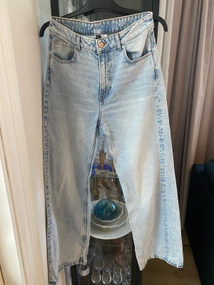 Jeans - Jeans från H&M, strl 38, rätt så långa Endast använda några gånger 