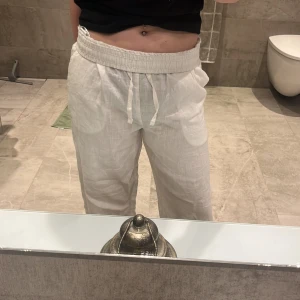 Linnebyxor  - Säljer dessa linnebyxor pågrund av att jag inte fått någon användning för dom, jag har inte använt dom en ända gång så de är så gott som nya❤️Även lappen är kvar💗 Ord pris 599kr  OBS: köparen står för frakten❤️