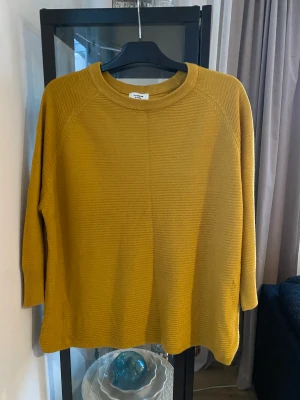 Tröja - Stickad tröja, strl M, i fint skick. Lite lägre och rätt så vid. 