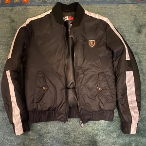 Philip plein sport jacka - Väldigt unik jacka, limited edition. Använd 2-3 gånger 