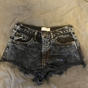 Jeans short  - Säljer mina lågmidijade jenas short eftersom de e för små 
