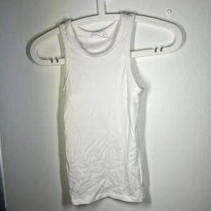 Basic vit topp - Använd ca 1-2 ggr , super fint skick. Skönt material 