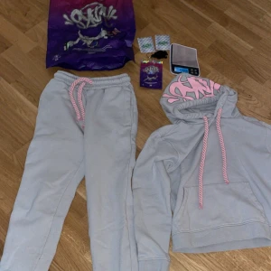 Syna world set - Hej säljer mitt syna world sett i nytt skicka äkta och har inga defekter eller annat storlek xs bara lite lite liten i storlek men passar (kom privat för mer bilder)