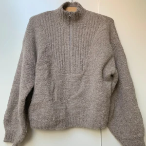 Oanvänd tröja weekday  - Oanvänd stickad tröja från weekday, storlek m. Passar till allt! :) 