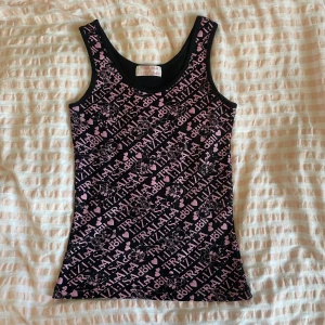 Liz Lisa topp - Svart och rosa topp från Liz Liza! Tycker den är ganska liten i storleken runt armarna. Skriv om du har några frågor 💗