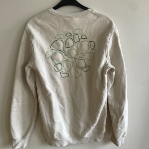 Hoodie  - Beige hoodie med broderat tryck 