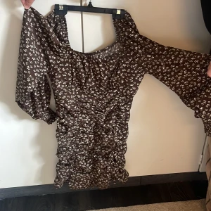 Sommar klänning  - Sommarklänning offshulder modell  stl S men upplevs mer som stl M  Använd 1 gång 