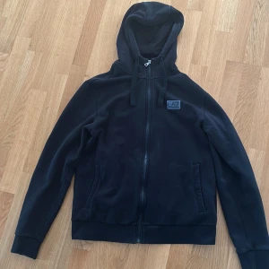 EA7 tröja - Säljer nu denna EA7 tröjan som inte kommit till användning. Den är i storlek M. Vid snabb affär diskutera priset.