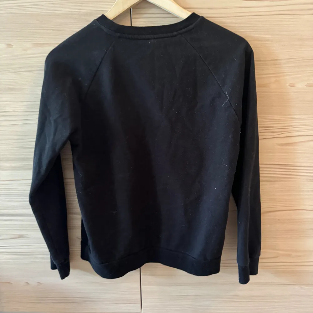 Jättefin svart Calvin Klein sweatshirt, i fint skick! I storlek 152/164 men passar XXS/XS❣️. Hoodies.