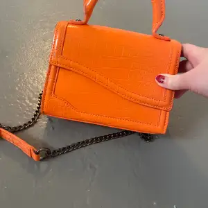 Orange handväska ifrån zara  säljes defekter se bilder pris kan diskuteras 💝kommer tyvärr ej till andvänding köpt för 300 kr säljer för 70 kr men priset går som sagt att sänkas 