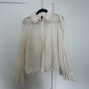 Vit blus  - Såååå fint blus från YAS. Perfekt till sommarn😍😍 nypris var runt 800kr 