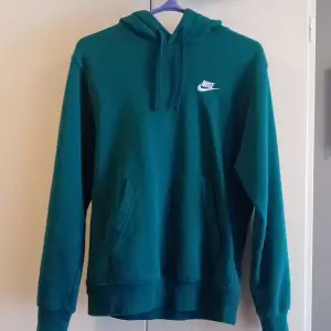 Grön hoodie från nike storlek xs passar s