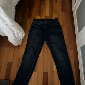 Jeans från märket Lee - I nyskick! Växt ur de därav säljs de. Storlek 15-16 år. 