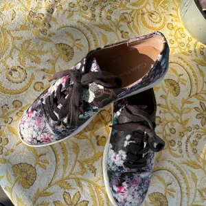 Calvin Klein skor i storlek 36,5 - Calvin Klein skor i storlek 36,5. Använda endast tre gånger. Säljer utifrån att de är något för små för mig. 