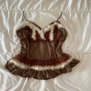 Fluffigt linne - Brunt linne med fluffiga detaljer.