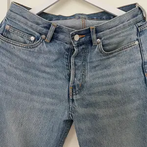 Jeans från Arket som säljes på grund av att de inte kommer till användning.  Storlek: eur 28 Skick: mycket bra Mått: midja 74cm, ytterben 94cm, innerben 66cm