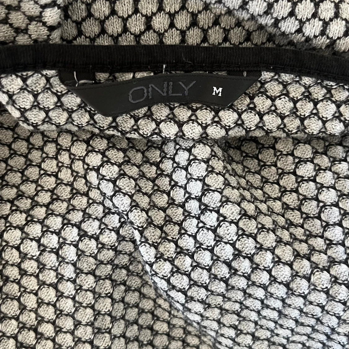 Svart och vit mönstrad kofta  - 91