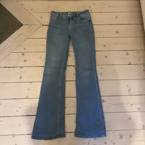 lågmidjade bootcut jeans från Zara!