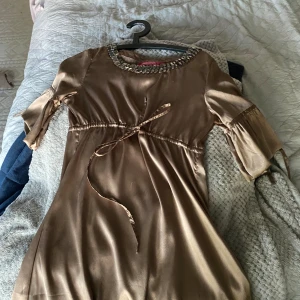 Gullig klänning  - Guld klänning från indiska