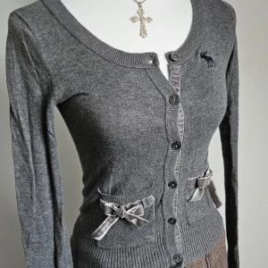 Abercrombie kofta   - Jätte söt kofta från abercrombie & fitch i storlek S🤍 OBS en söm har gått up vid rosetten (se bild 3) första bilden är lånad!