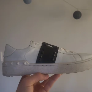 Valentino rockstud - Riktigt feta valentinos rockstuds perfekta för sommaren. 9/10 skick använda sparsamt. Box medföljer. Ställ gärna frågor 