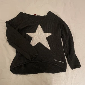 Stickad tröja  - Jättesöt stickad tröja ifrån Bondelid. Använd ett fåtal gånger. Storlek L men sitter som en M/S. Säljer även en likadan i vit!!