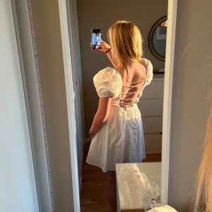 Prinsess polly klänning - En super fin klänning i gott skick endast använd en gång!🌸 Från prinsess polly, kostar 700kr, strl 38, har vanligtvis strö 36 och tycker att den passar bra på mig!