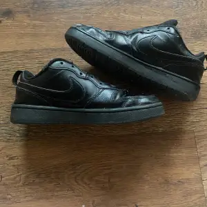 Nu säljas jag ett par svarta nike skor pågrund av ingen användning längre! Skon är i storlek 40. Lädret och skon är i ett fint skick bara att det finns 2 håll på inre kanten på båda skorna, det är inget man märker av vid användning. :)