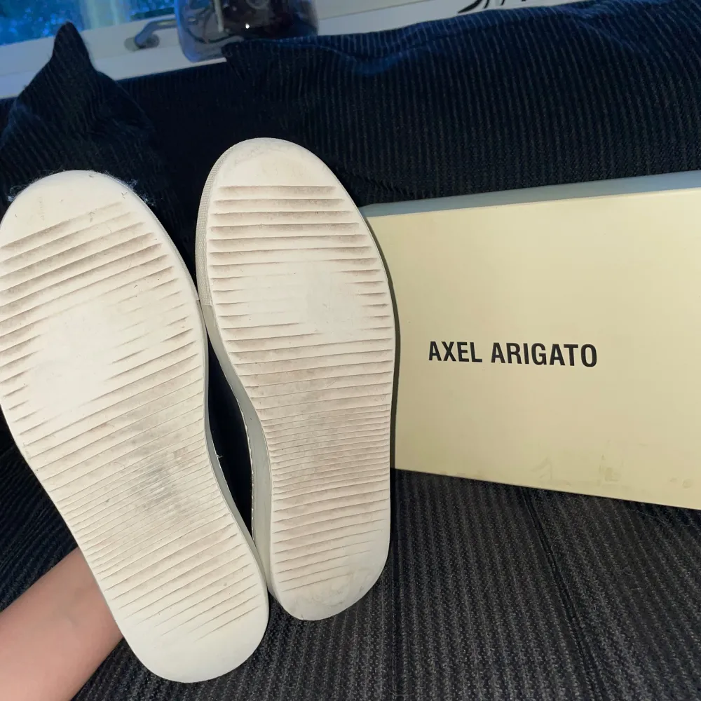 Supersnygga arigato skor som är använda men i bra skick! Köpte för 2000kr. Det finns slitage på sulan (se bild 3) därav priset, men inget som märks av. Boxen medföljer!❣️ strl 38 men är lite större . Skor.
