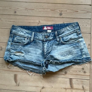 Lågmidjade jeansshorts  - Jättefina jeansshorts från &now: Storlek 38 men är alldeles för små för mig som har 38, skulle säga att det är 34-36