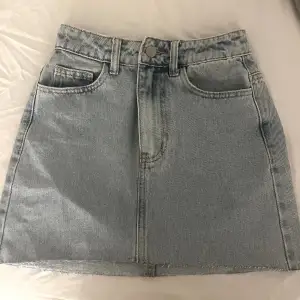 Helt oanvänd jeans kjol från zara, säljer pågrund av för liten storlek 
