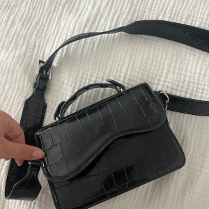 Axelremsväska  - Ny, köpt på Åhlens för 699kr.