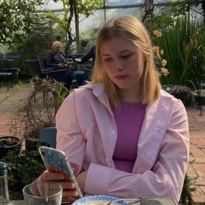 Skjorta - Säljer denna fina skjorta, är något speciellt Skjort märke, vet inte vilket!  Mycket fint skick! 170 kr