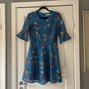 Klänning med blommor  - Jättefin klänning från OASIS i utmärkt skick. Använd ett fåtal gånger.