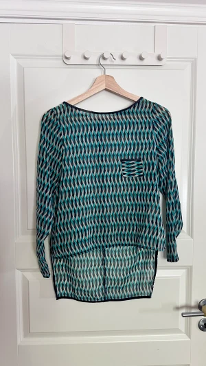 Zara Mesh Topp - En Mesh topp med lite sliten krage, men annars i ett bra skick.