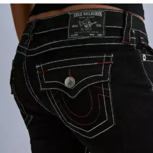 Säljer mina true religion jeans köpta från Nelly för 1499 säljer för att dom inte används, väldigt nytt skick då dom har används ca 5 gånger, skriv för fler bilder 