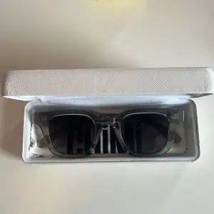 Jättesnygga gråa chimi solglasögon i 04. Ganska använda men i väldigt bra skick💗jag är också öppen för byten💕